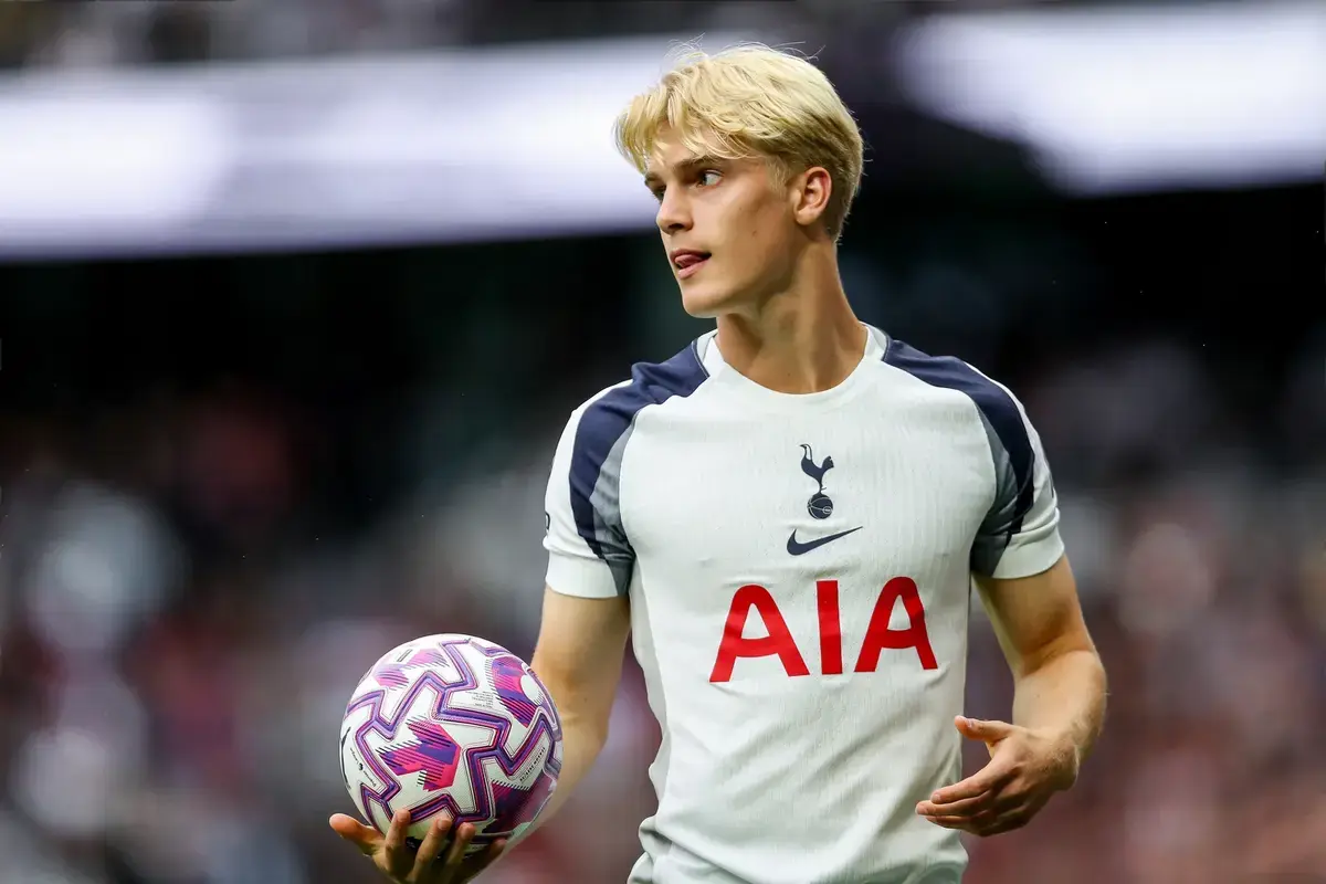 Lucas Bergvall, who was looking for a way out, responds to Tottenham summer transfer speculation