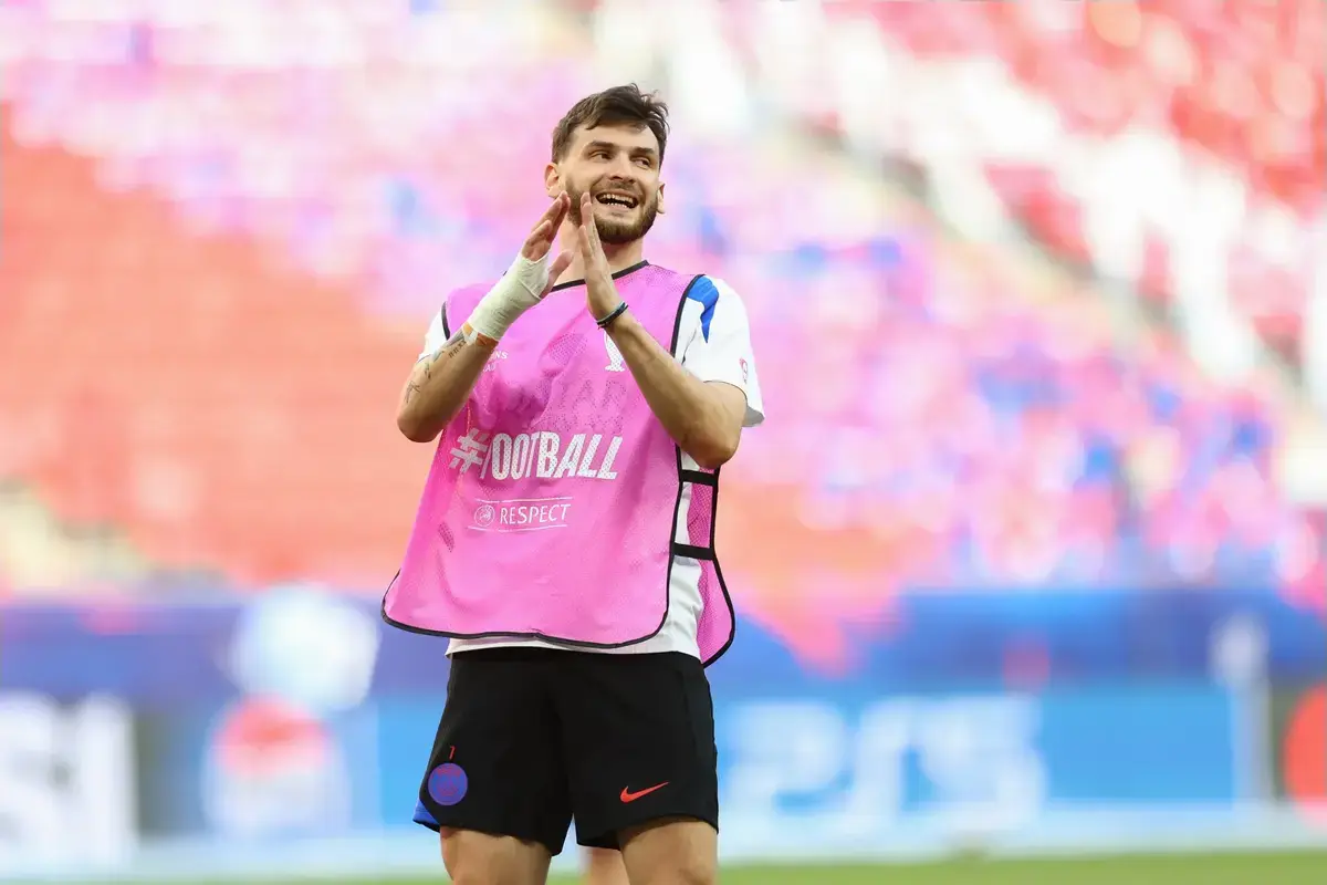 Khvicha Kvaratskhelia reveals PSG blueprint as Arsenal receive stern ...